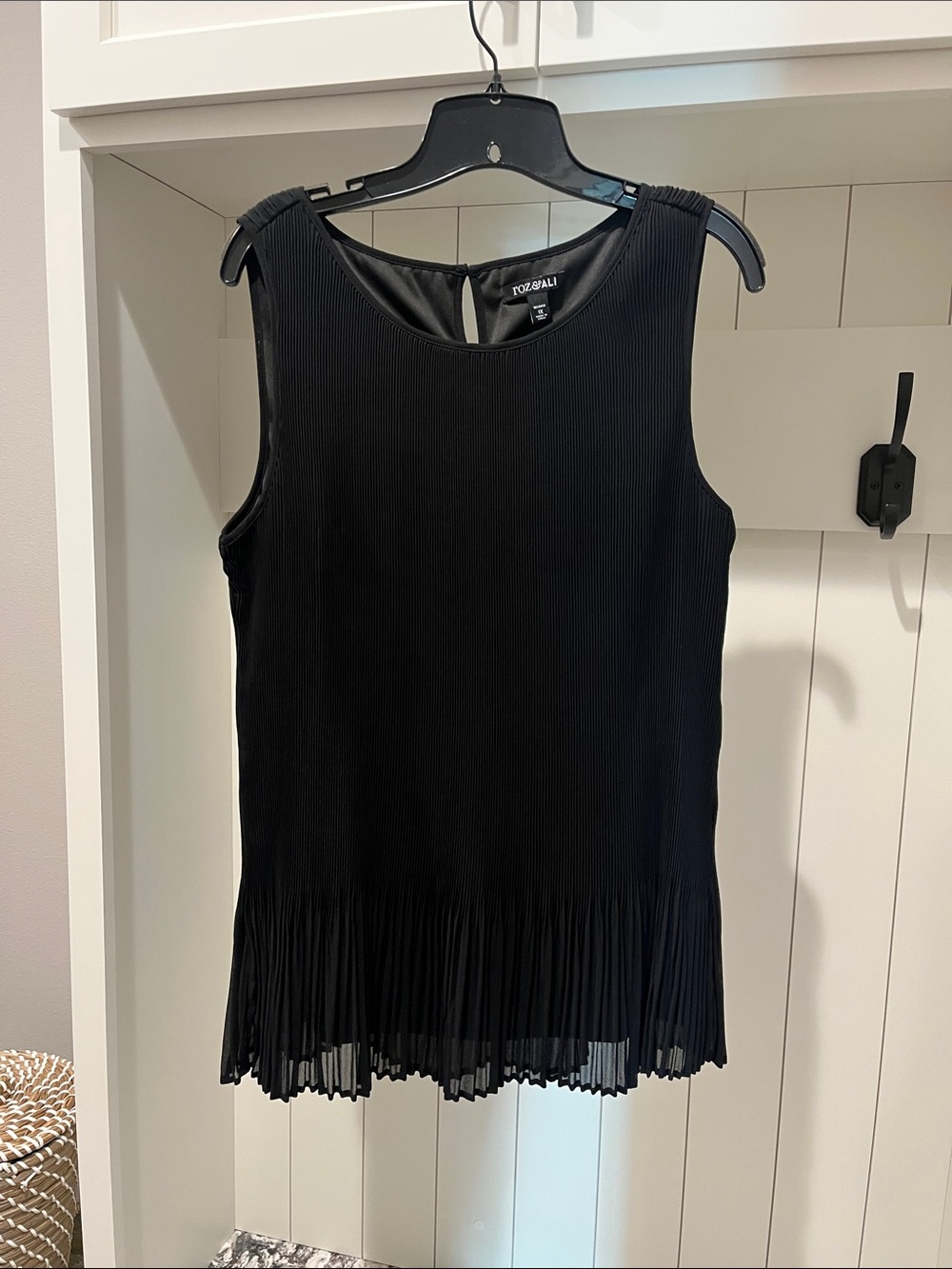 Roz & Ali Black Pleated Sleeveless Tunic Top